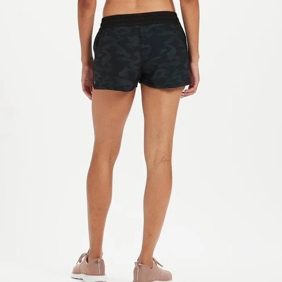 VUORI Black Camo Clementine 2.0 Active Training Running Summer Short Size Medium - Picture 13 of 14